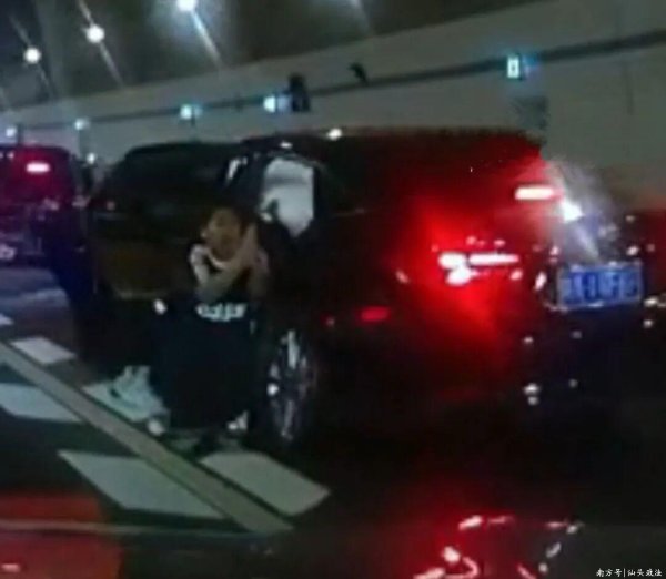 千里马配资 10岁男孩为救母跪地拦车，感动全网